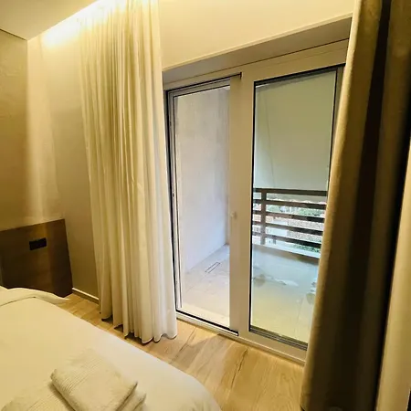 Two Steps Τίρανα