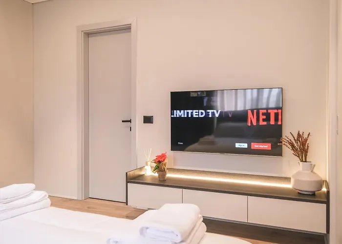 Two Steps * Τίρανα